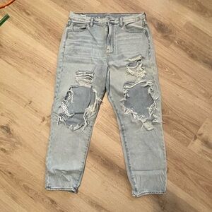 AE light wash destroyed mom Jean